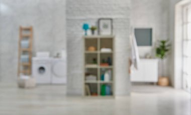 Lavabo aynası ve çamaşır makinesi tarzıyla beyaz banyo seramik duvar iç mimarisi, tuğla duvar dolabı ve ev dekorasyonu, temizlik malzemesi.