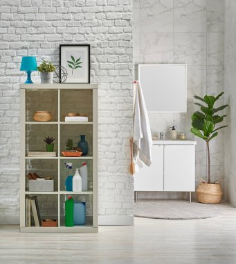 Lavabo aynası ve çamaşır makinesi tarzıyla beyaz banyo seramik duvar iç mimarisi, tuğla duvar dolabı ve ev dekorasyonu, temizlik malzemesi.