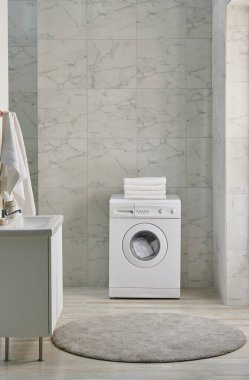 Çamaşır makinesi ve banyo dolabı lavabo aynası tarzı, beyaz seramik duvar arka planı.