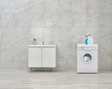 Çamaşır makinesi, dolap, lavabo, temizlik malzemeleri, kirli çamaşırlar..