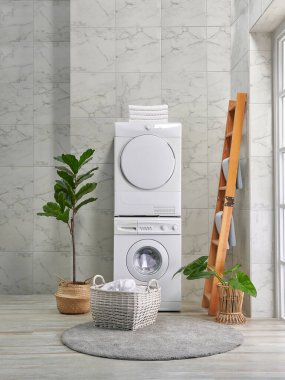 Arka arkaya çamaşır ve kurutma makinesi, dekoratif banyo tarzı, köşe kavramı..