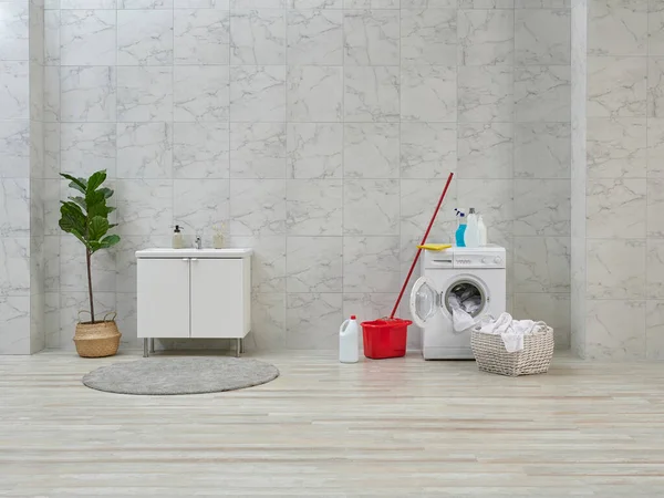 Banyo Odasında Temizlik Malzemeleri Beyaz Dolap Lavabo Çamaşır Makinesi — Stok fotoğraf