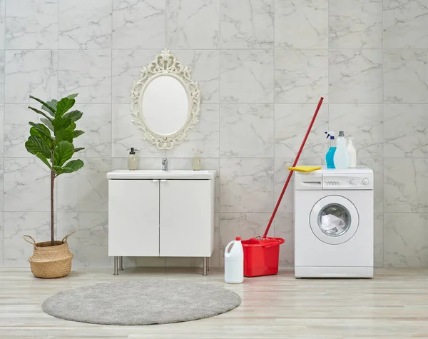 Banyo Odasında Temizlik Malzemeleri Beyaz Dolap Lavabo Çamaşır Makinesi — Stok fotoğraf