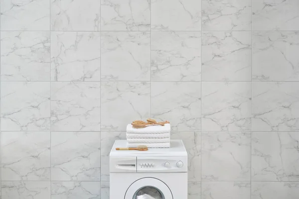 Çamaşır Makinesini Havlu Fırça Temizlik Malzemeleriyle Kapatın — Stok fotoğraf