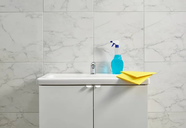 Reinigungs Sets Auf Dem Waschbecken Badezimmer Gelbes Tuch Nahaufnahme — Stockfoto