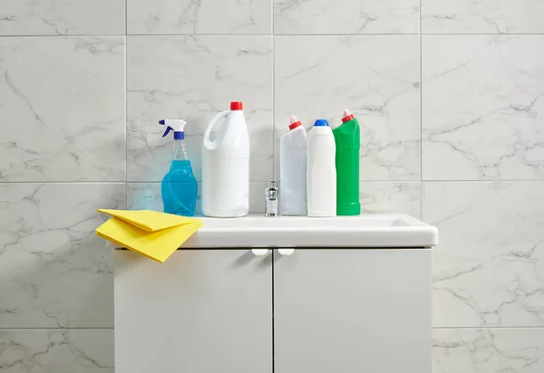 Banyo Odasındaki Lavabodaki Temizlik Seti Sarı Bez Kapat — Stok fotoğraf