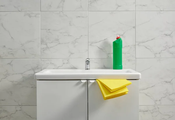 Cleaning Kits Cabinet Sink Bath Room Yellow Cloth Close — Stock Photo, Image