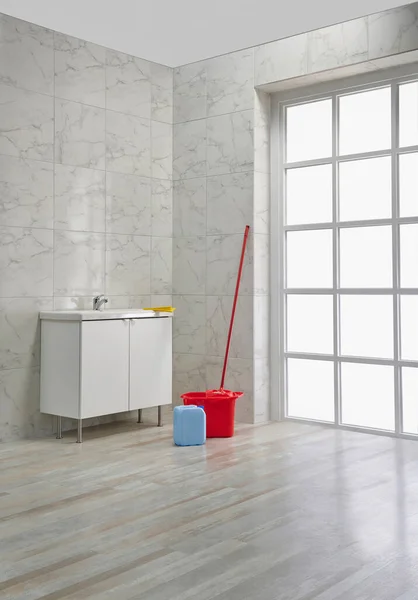 Modern Banyo Odası Köşesi Beyaz Dolap Lavabo Ayna Dekoratif Nesneler — Stok fotoğraf