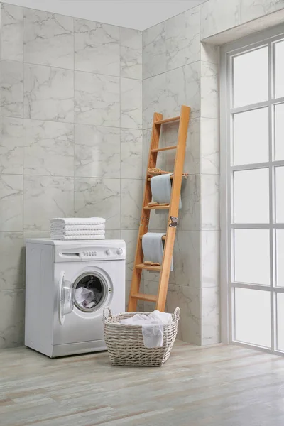 浴室の洗濯機 コーナースタイル 装飾品 タオル ブラシ 汚れた服 — ストック写真
