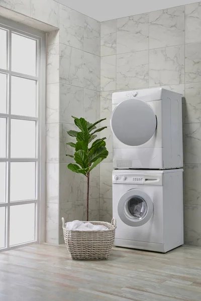 Arka Arkaya Çamaşır Kurutma Makinesi Dekoratif Banyo Tarzı Köşe Kavramı — Stok fotoğraf