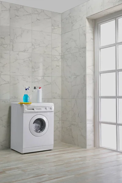 Banyo Odasında Çamaşır Makinesi Temizlik Malzemeleri Köşe Stili Dekoratif Nesne — Stok fotoğraf