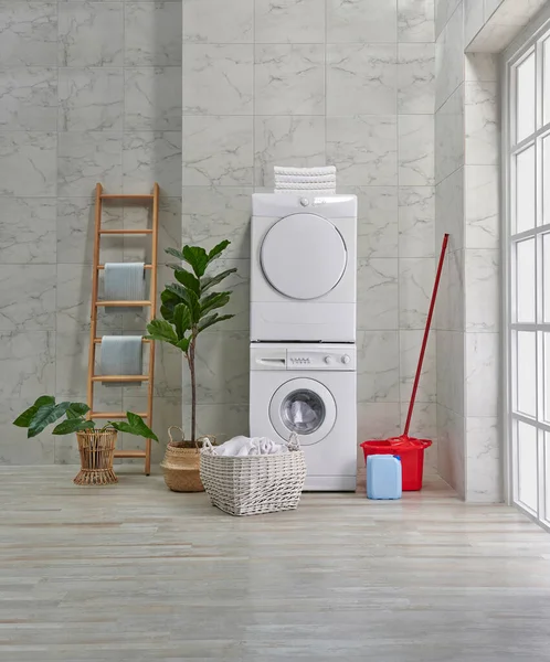 Arka Arkaya Çamaşır Kurutma Makinesi Temizlik Malzemeleri Dekoratif Banyo Tarzı — Stok fotoğraf