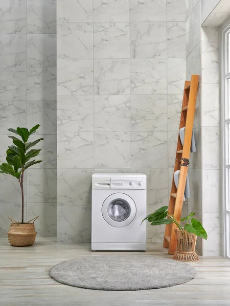 Çamaşır Makinesi Dekoratif Banyo Odasında Vazo Vazo Vazo Ayna Ahşap — Stok fotoğraf
