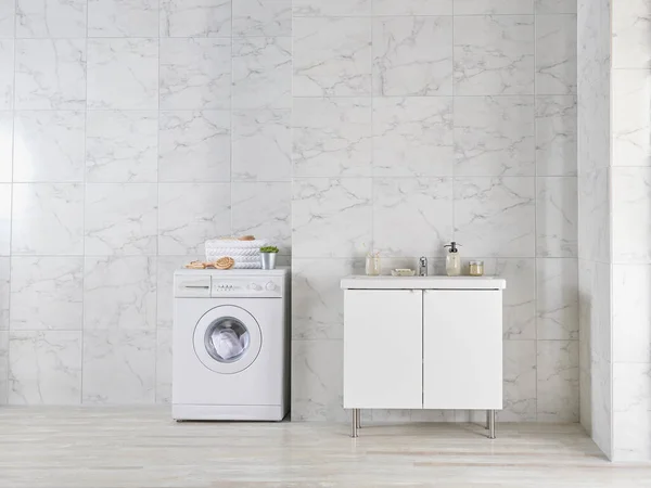 Çamaşır Makinesi Dolap Lavabosu Olan Modern Banyo Odası Duvarda Ayna — Stok fotoğraf