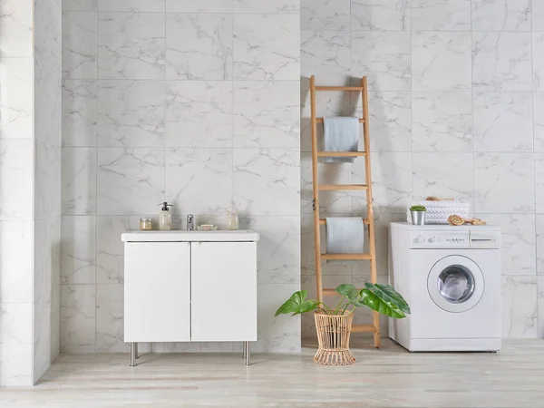 Moderne Badkamer Met Wasmachine Wastafel Stijl Spiegel Aan Muur Houten — Stockfoto