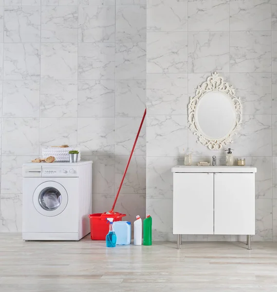 Moderne Badkamer Met Wasmachine Wastafel Stijl Spiegel Aan Muur Houten — Stockfoto