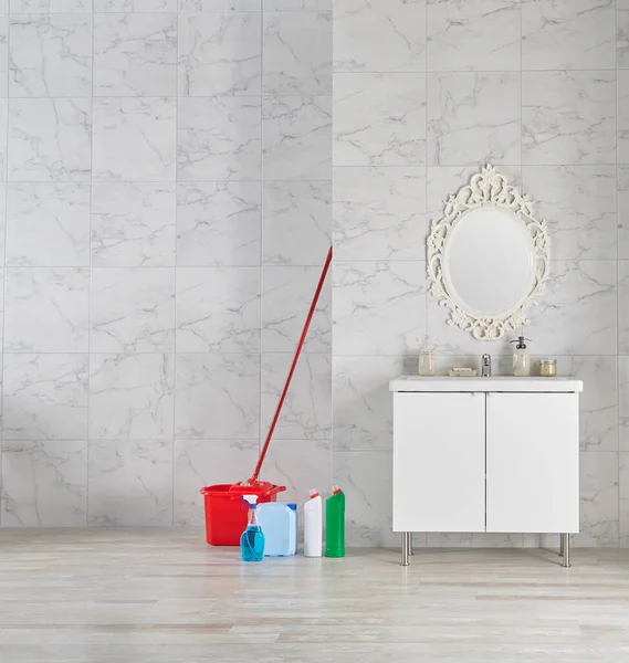 Modern Banyo Temizlik Malzemeleri Beyaz Dolap Lavabo Stili Ayna Sabun — Stok fotoğraf