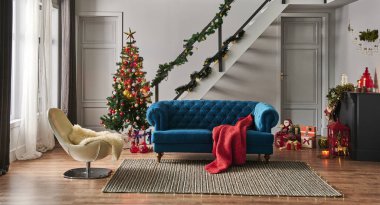 Oturma odasında hediyeleri ve şöminesi olan Noel ağacı.