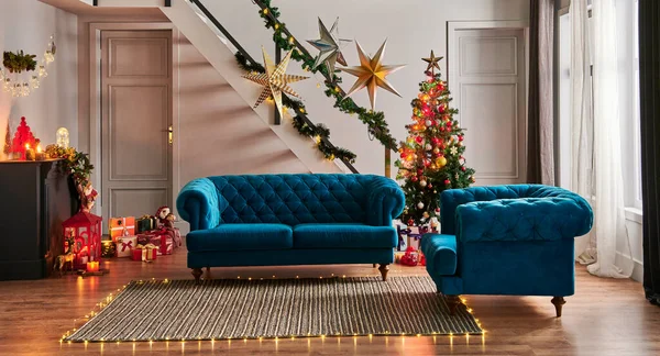 暖炉と装飾付きクリスマスツリー — ストック写真