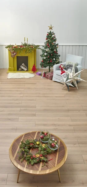 接近新年概念中桌 黄色壁炉背景 白色和绿色墙壁背景 圣诞树装饰风格 — 图库照片