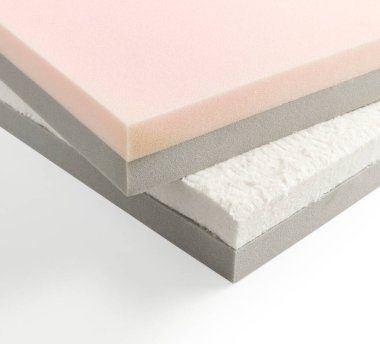 İzole edilmiş beyaz arkaplanda yatak yatağı süngeri bölümü.