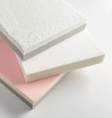 İzole edilmiş beyaz arkaplanda yatak yatağı süngeri bölümü.