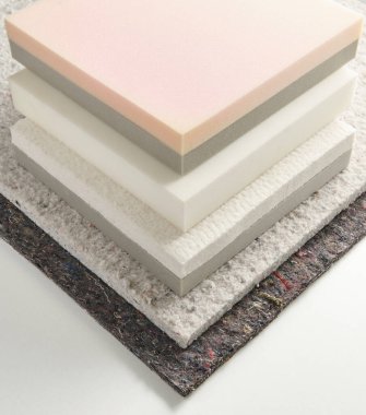 İzole edilmiş beyaz arkaplanda yatak yatağı süngeri bölümü.