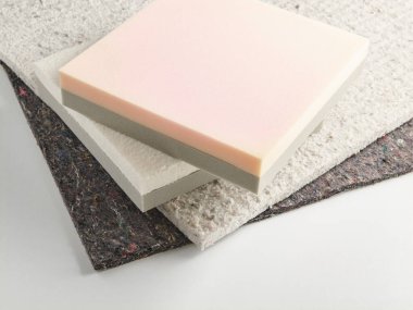 İzole edilmiş beyaz arkaplanda yatak yatağı süngeri bölümü.