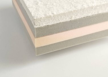 İzole edilmiş beyaz arkaplanda yatak yatağı süngeri bölümü.