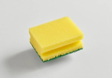 Mutfak çanağı süngeri sarı ve yeşil izole edilmiş beyaz arka plan.