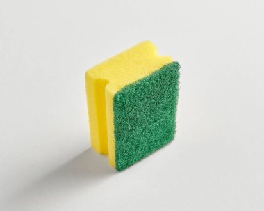 Mutfak çanağı süngeri sarı ve yeşil izole edilmiş beyaz arka plan.