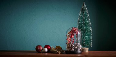 Noel ve yeni yıl aksesuarları masada ve yeşil arka plan, koni, ağaç, çerçeve.