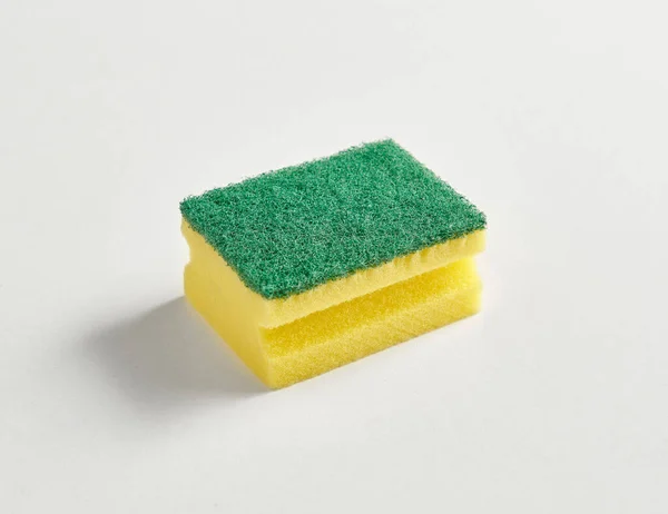 Küchenteller Schwamm Gelb Und Grün Isoliert Weißen Hintergrund — Stockfoto