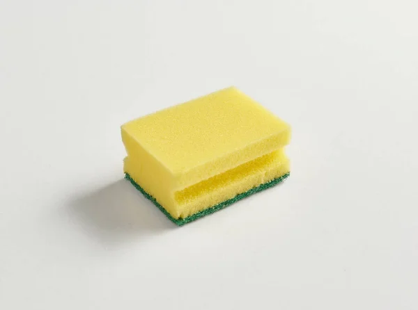 キッチン皿スポンジ黄色と緑の隔離された白い背景 — ストック写真