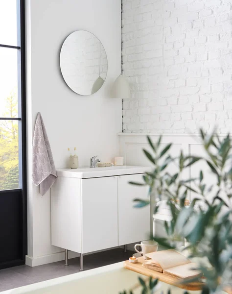 白いバスルーム インテリアコンセプト キャビネット シンク ミラー アクセサリー 装飾的なスタイル — ストック写真