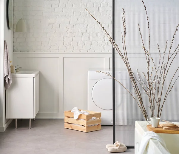 Beyaz Banyo Çamaşır Kuru Makine Tuğla Duvar Şeffaf Ekran Dolap — Stok fotoğraf