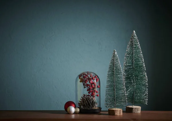 Weihnachten Und Neujahr Accessoire Auf Dem Tisch Und Grünem Hintergrund — Stockfoto