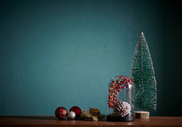 Χριστούγεννα Και Νέο Έτος Αξεσουάρ Στο Τραπέζι Και Πράσινο Φόντο — Φωτογραφία Αρχείου