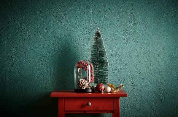 Vánoční Nový Rok Příslušenství Červeném Stole Zeleném Pozadí Kužel Strom — Stock fotografie