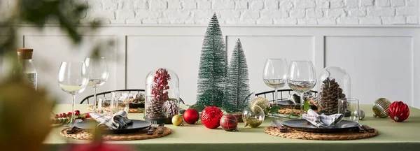 Χριστουγεννιάτικο Και Πρωτοχρονιάτικο Τραπέζι Σερβιρίσματος Πράσινο Τραπεζομάντηλο Αξεσουάρ Δέντρο Εσωτερικό — Φωτογραφία Αρχείου