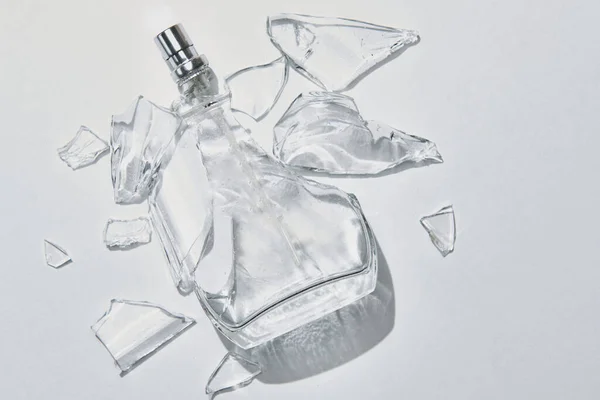 Дробленные Духи Стеклянная Бутылка Изолированы Белом Фоне — стоковое фото