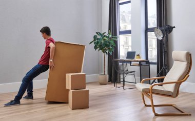 Genç ve genç adam eve taşınıyor, kutu, oda, iç mekan konsepti.