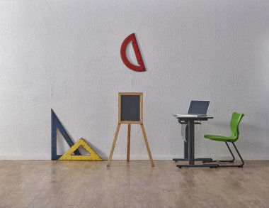 Sınıf ve mobilya stili masa, sandalye, geometrik araçlar, gri taş duvar arkaplan, kitaplık ve karatahta, okul içi ve okulun başlangıcı.