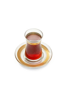 Türk çayı cam fincanda ve tabakta, izole edilmiş beyaz zemin.
