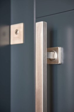 Dış kapı tokmağı, kapalı, krom malzeme tarzı..