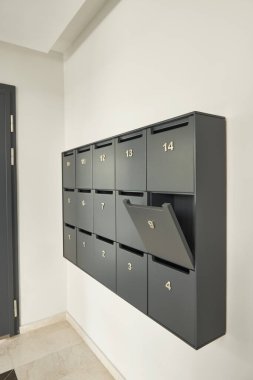 Evin içi ve dışı posta kutusu. Ev biçimi.