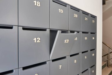 Evin içi ve dışı posta kutusu. Ev biçimi.