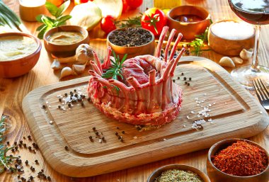 Domates ve baharat arka planında pişmemiş et, lezzetli yemekler..