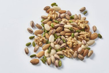 Arka planda lezzetli fındıklar ve fıstıklar, yakın plan tarzı, durgun tabakta.