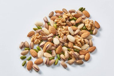 Arka planda lezzetli fındıklar ve fıstıklar, yakın plan tarzı, durgun tabakta.